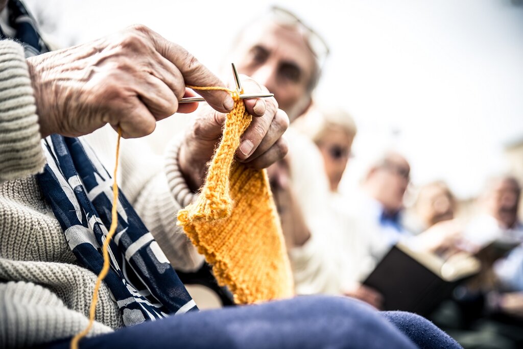 Lady knits in a group